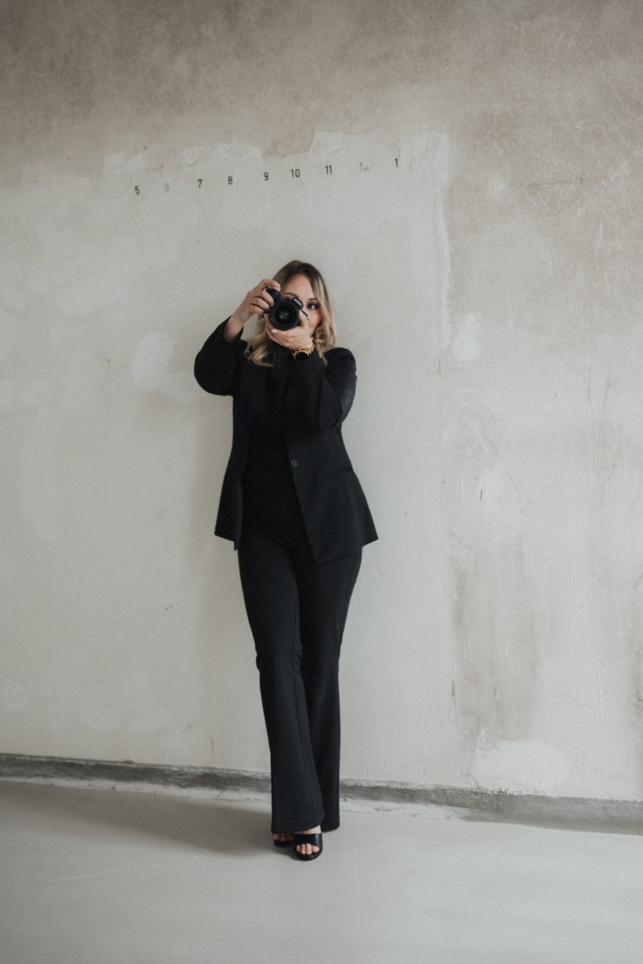 Anastasia Kraft mit Kamera – Editorial Fotografie