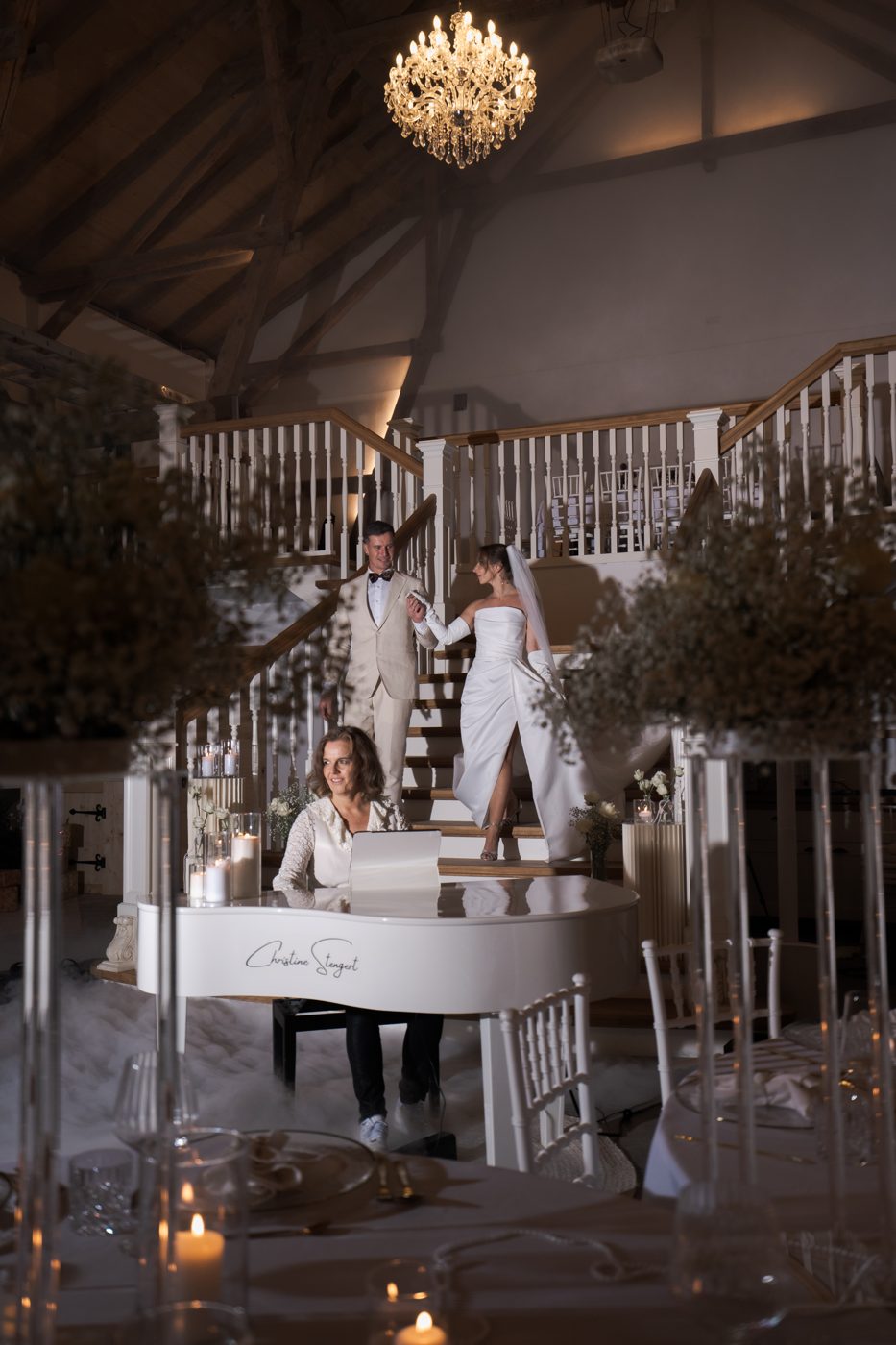 Brautpaar auf der Treppe, Pianistin am weißen Flügel – Editorial Pearls & Prosecco am Exterhof Rinteln